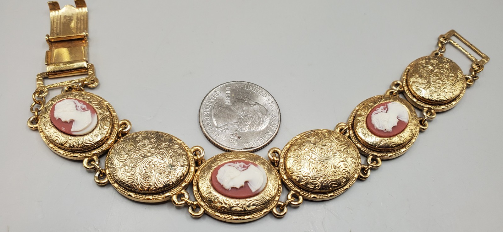 1928 Co. Left Facing Cameo Locket Panel Link Bracelet 7.5″ – Very Good Condition