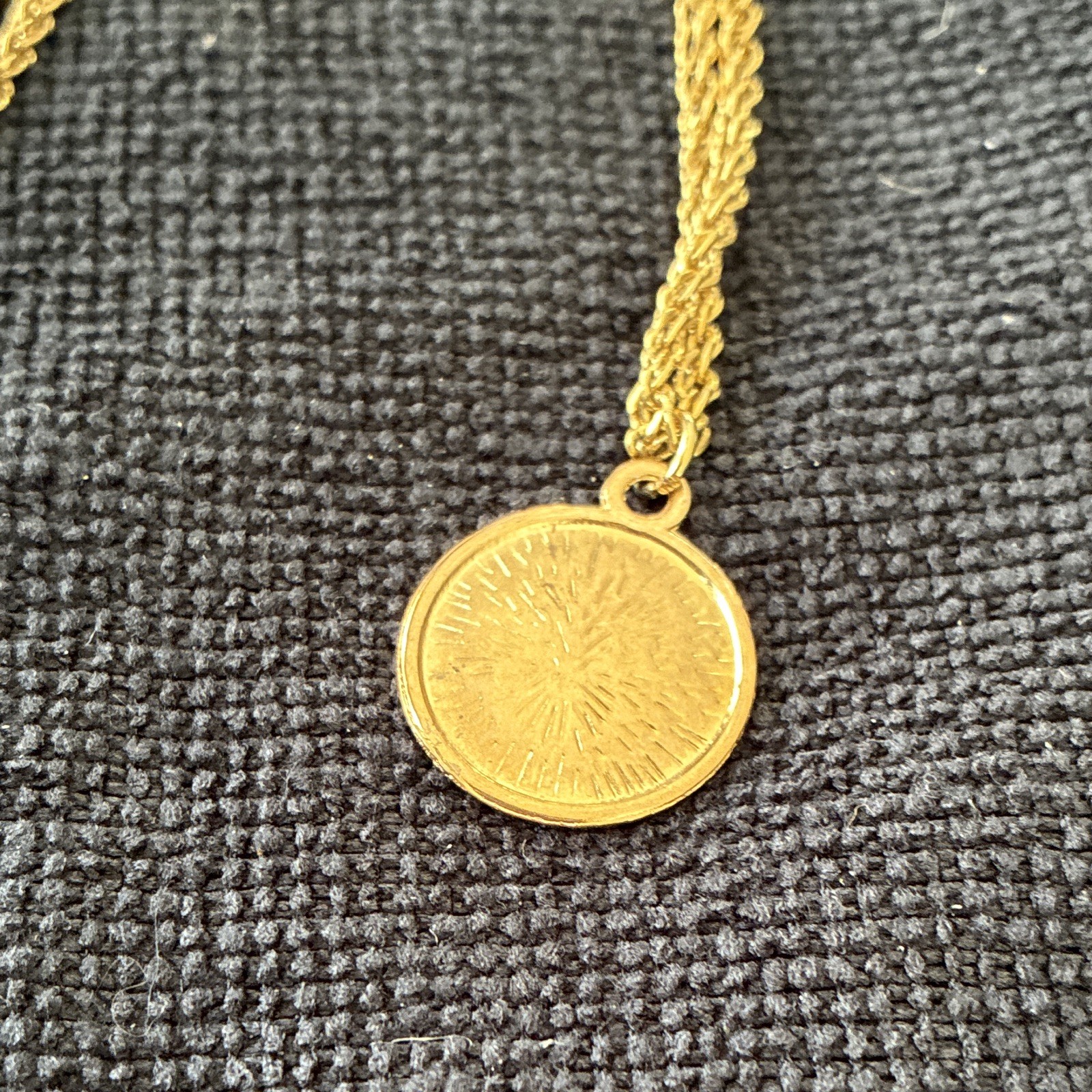 Beautiful Gold Tone, 20 Inch Rope Chain With Pendant ￼