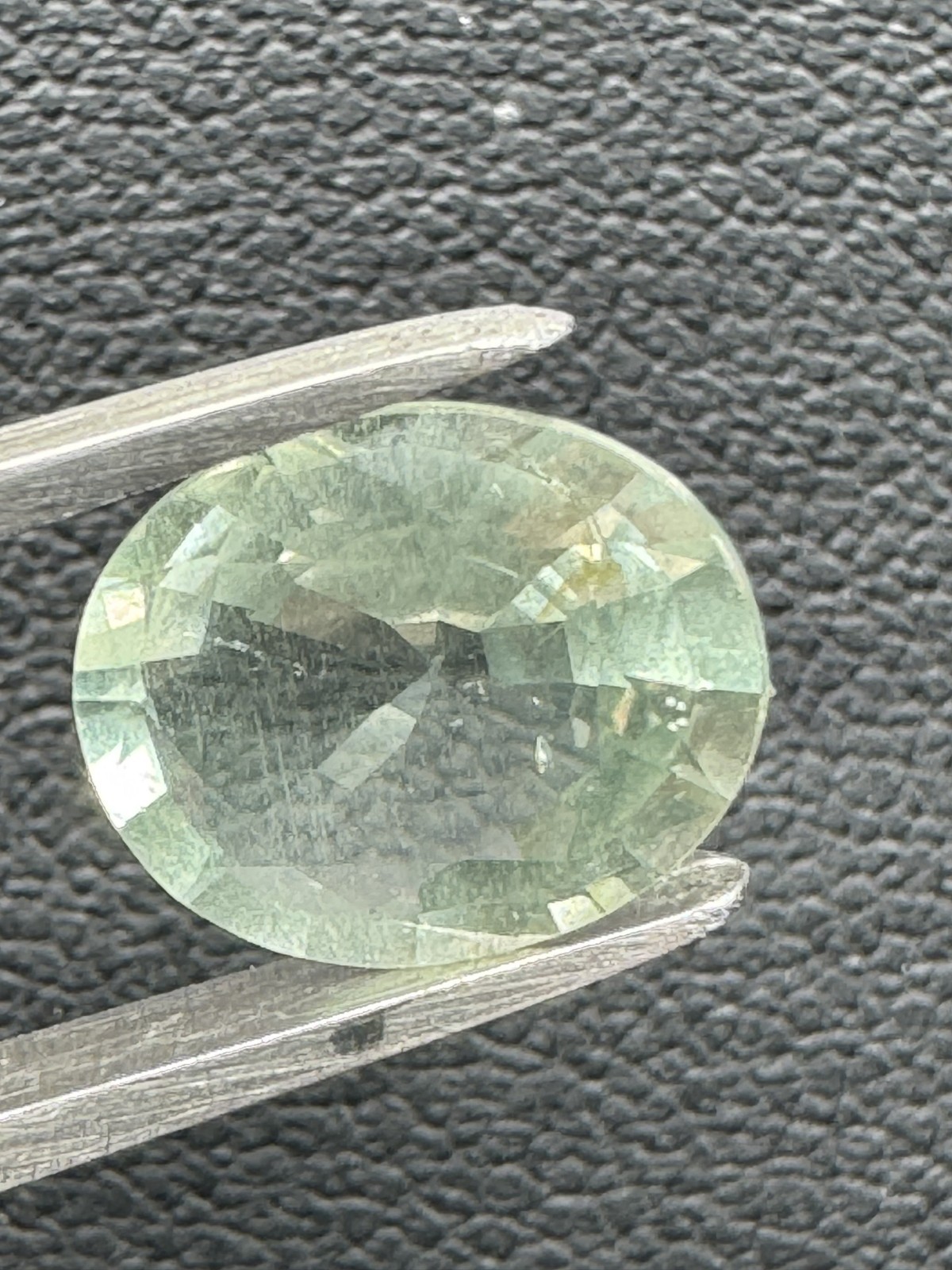 Light Green BERYL. 2.03 Carats, 10 mm x 8 mm, Oval, Very Slight Inclusion.