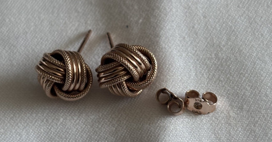 9 carat rose gold love knot stud earrings. 2.1 g.