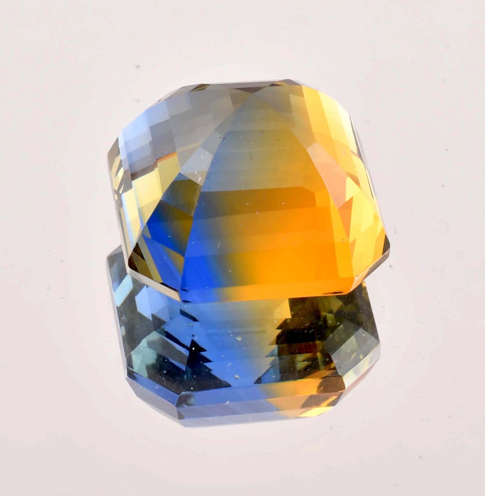 AAA 26 x 26 mm Natural Bi-Color 83.55 Ct Flawless Sapphire Gemstone GITcertified