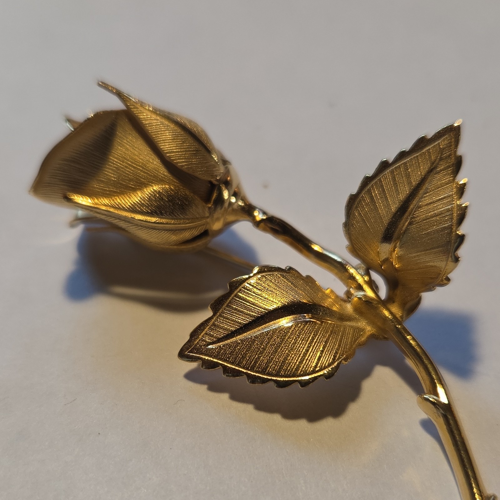 GIOVANN Gold Tone Rose Flower Brooch Pin Metal Leaves Flowers & Plants No Stone