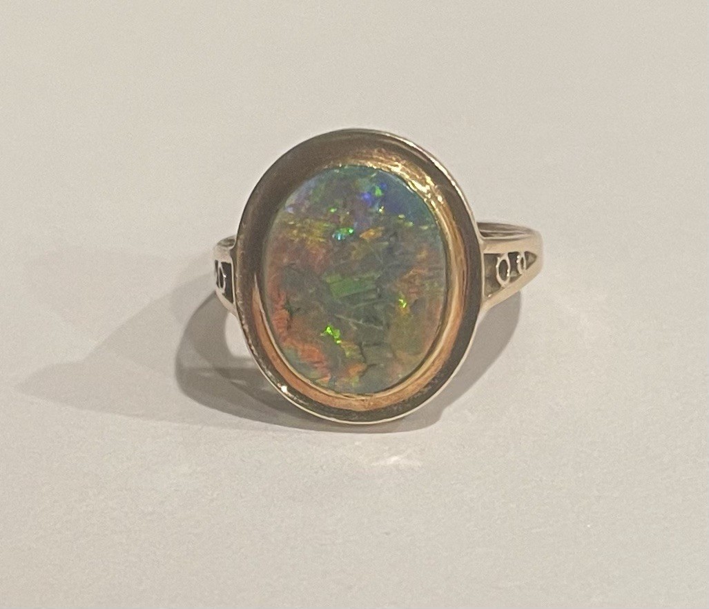 Vintage Opal Blue Green Orange Oval 14K Yellow Gold Bezel Set Ring 4.05 grams