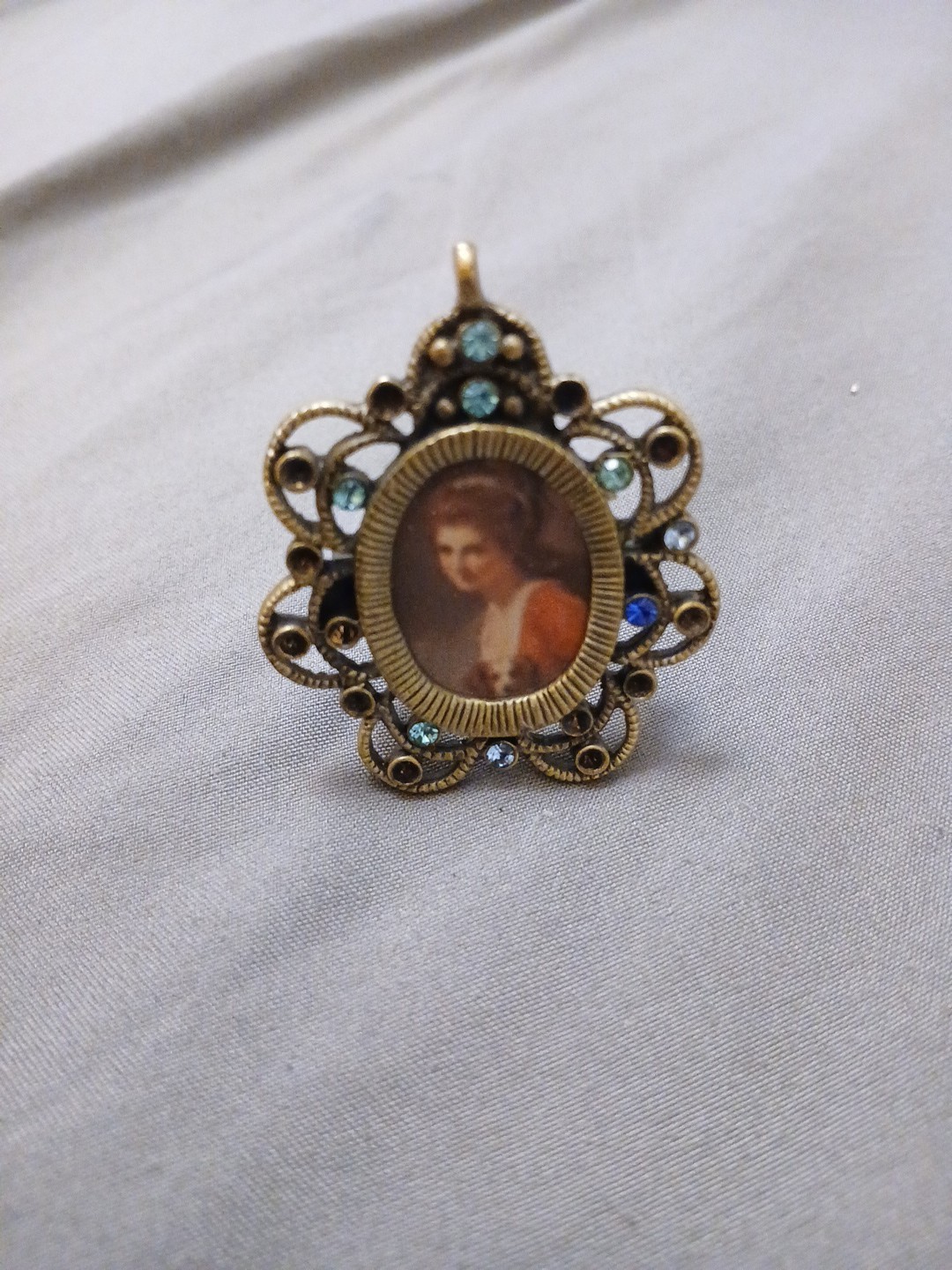 Vintage Self Standing Brooch Styled Picture Display, 1″ x 1/2″ Photo As-is Sale