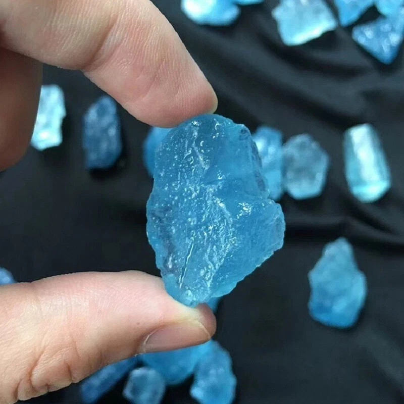 Raw Aquamarine Pendant Necklace – Healing Blue Crystal Amulet for Women & Men