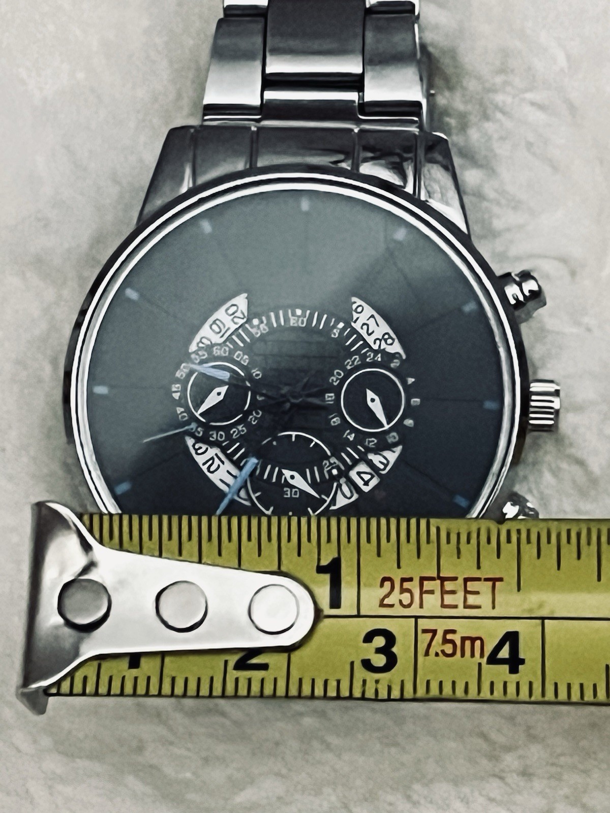 Analog Wristwatch Black Dial Silver-Tone Metal Bracelet Round Baton 12-Hour