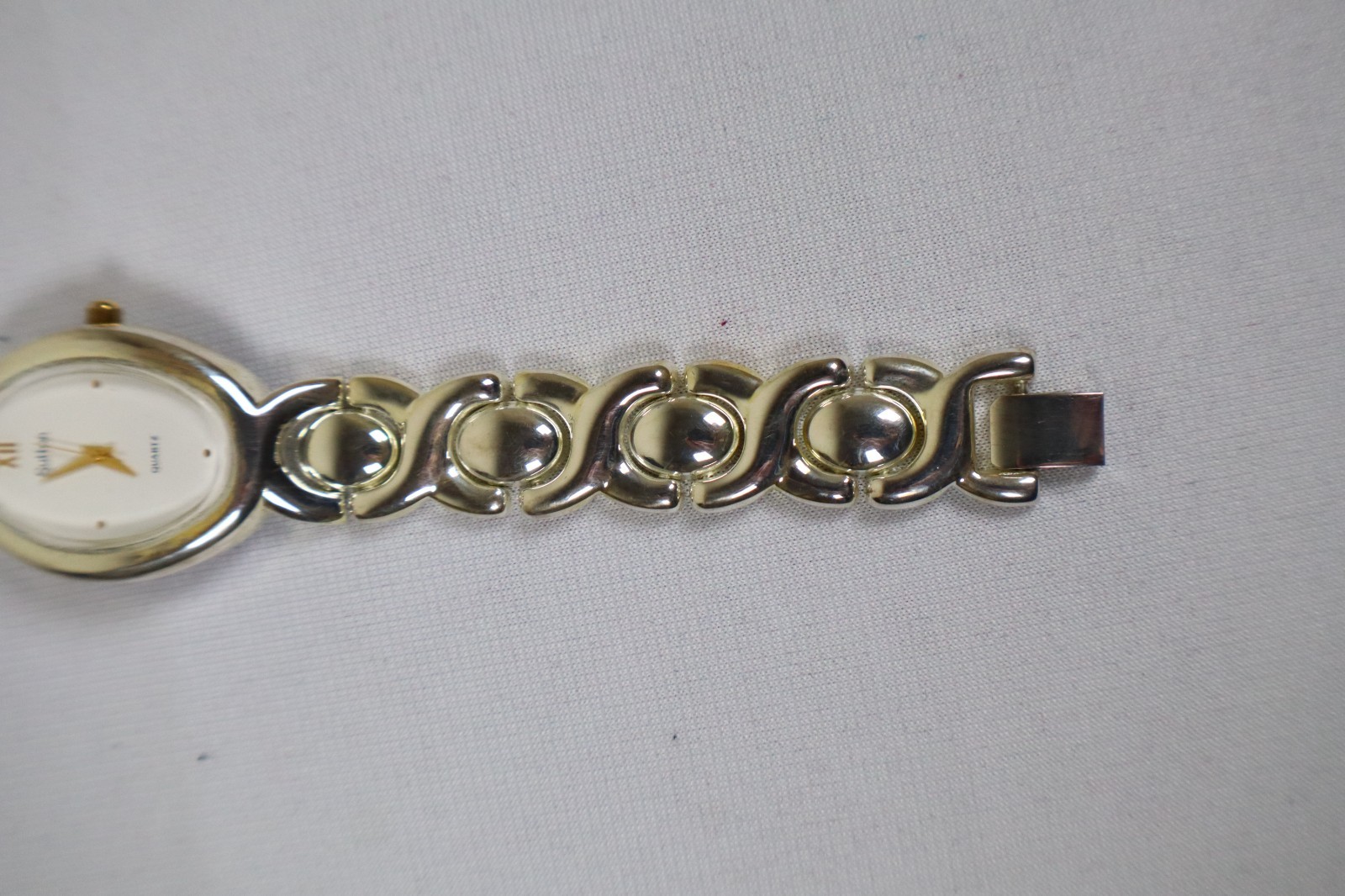 Sutton Quartz Watch Silver Tone Oval Face NIB Needs New Batt. ONE YEAR WARRANTY