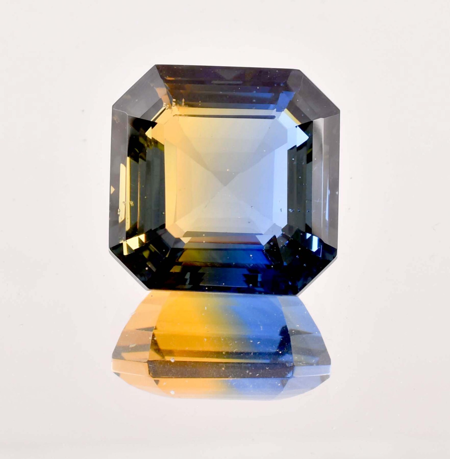 AAA 26 x 26 mm Natural Bi-Color 83.55 Ct Flawless Sapphire Gemstone GITcertified