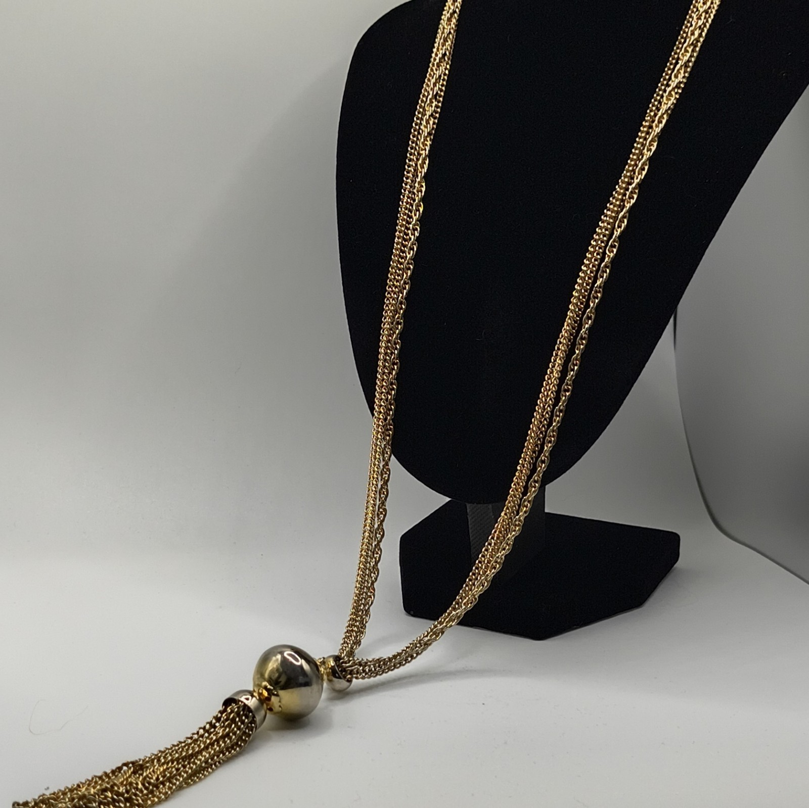 Gold Tone Rope Chain Necklace Round Tassel Pendant Metal No Stone Barrel