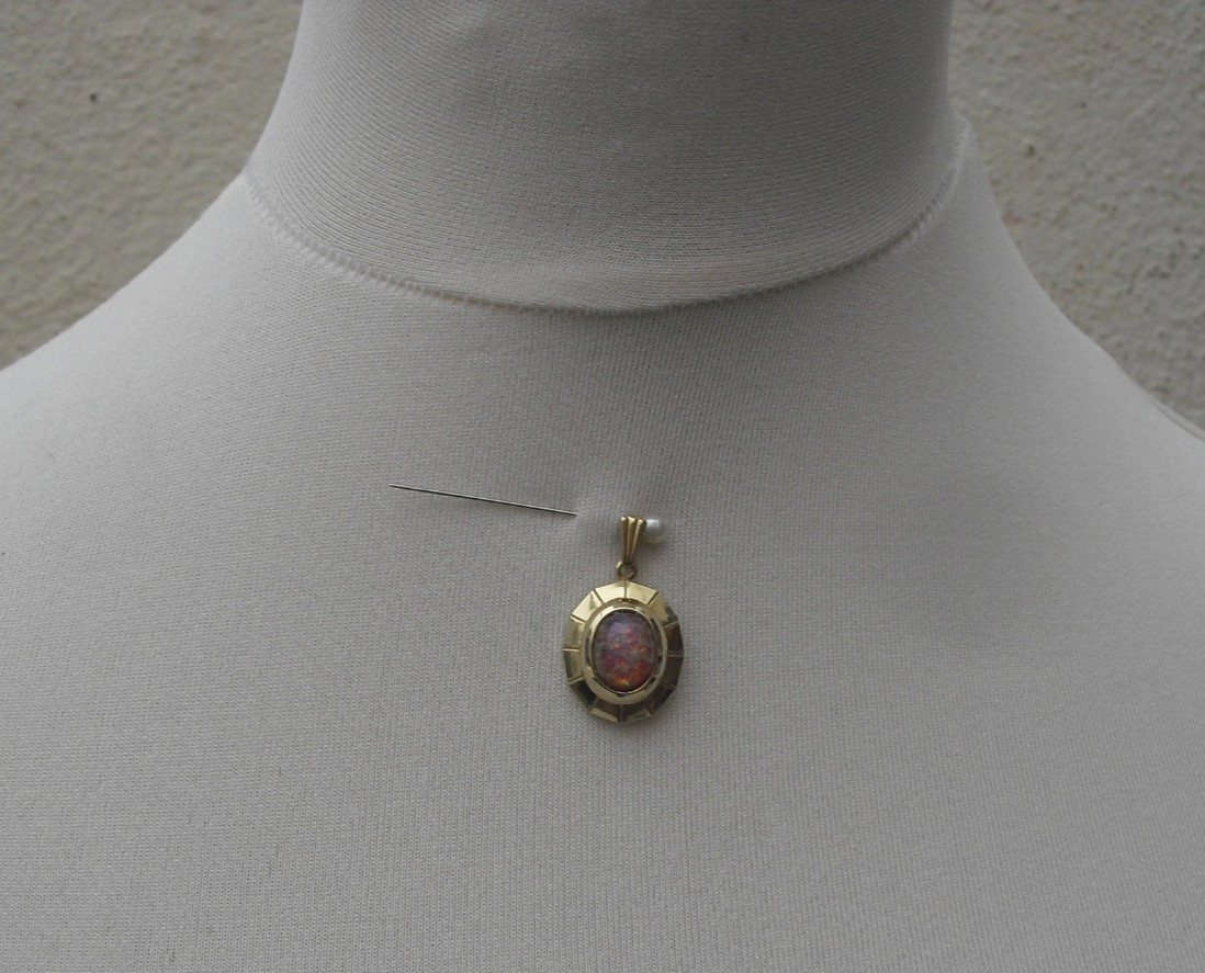 9 carat gold London 1984 hallmark pendant with faux fire opal glam 2.72g
