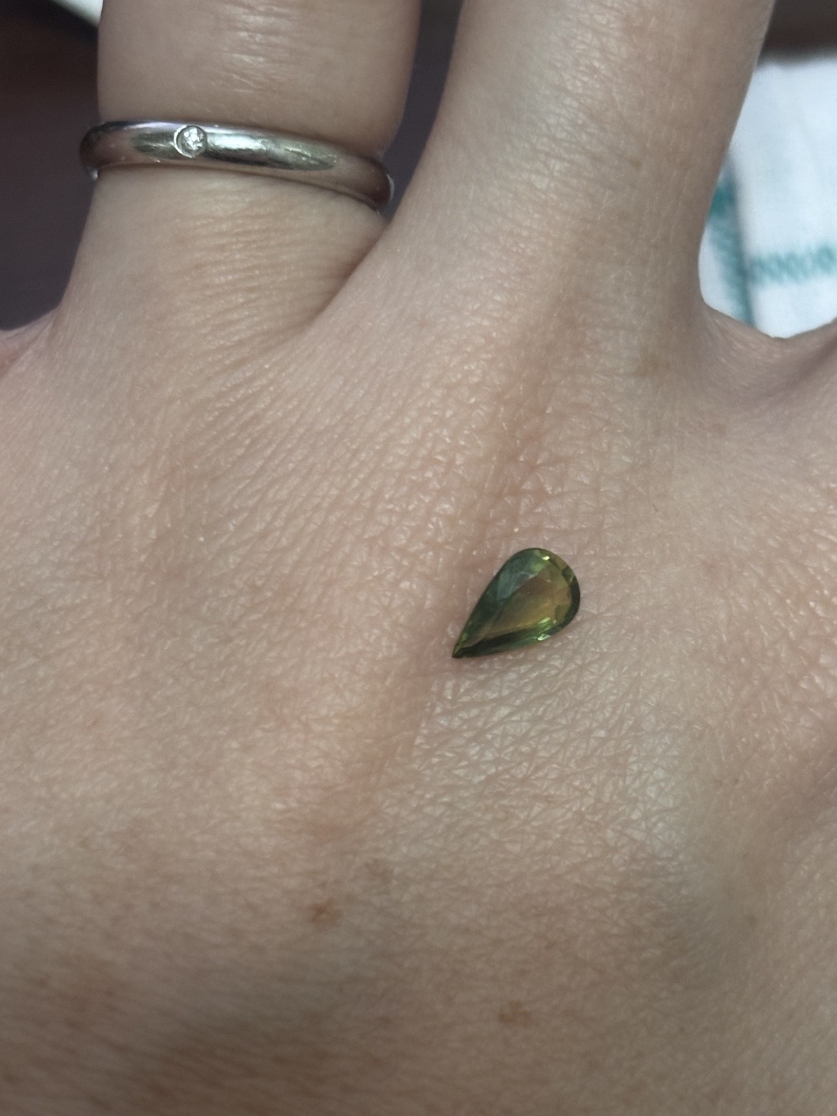 RARE – Bi colored SAPPHIRE Greenish-Yellow 0.70 CT No heat BANGKACHA THAILAND