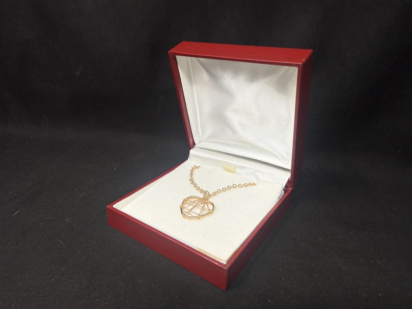 Gold 9 Carat necklace with Heart Pendant 18 inch diameter Brand New With Box