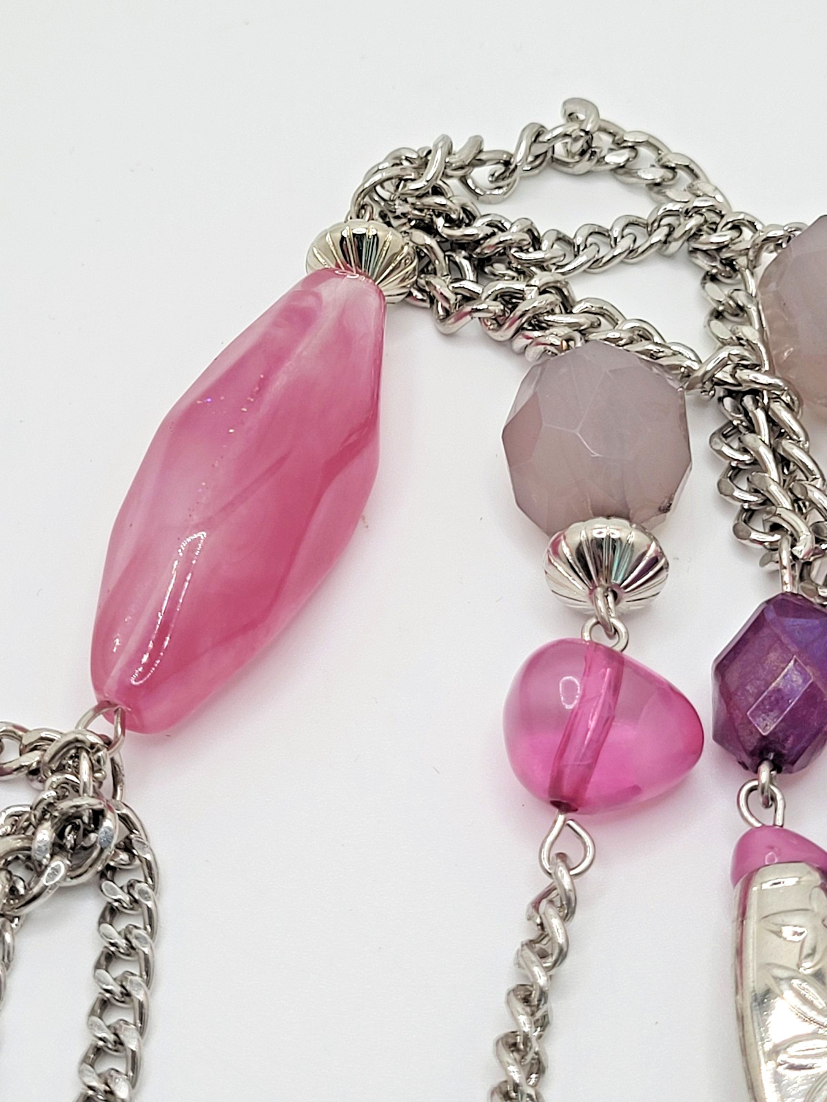 Long Acrylic Beaded & Etched Metal Bead & Curb Chain Necklace Unsigned 34″