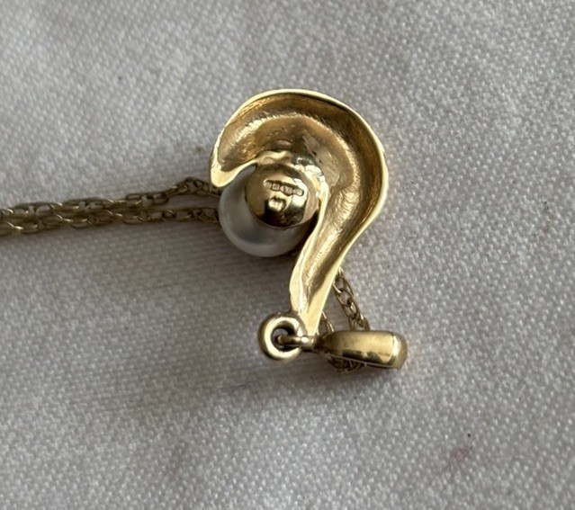 9 carat gold drop pearl pendant