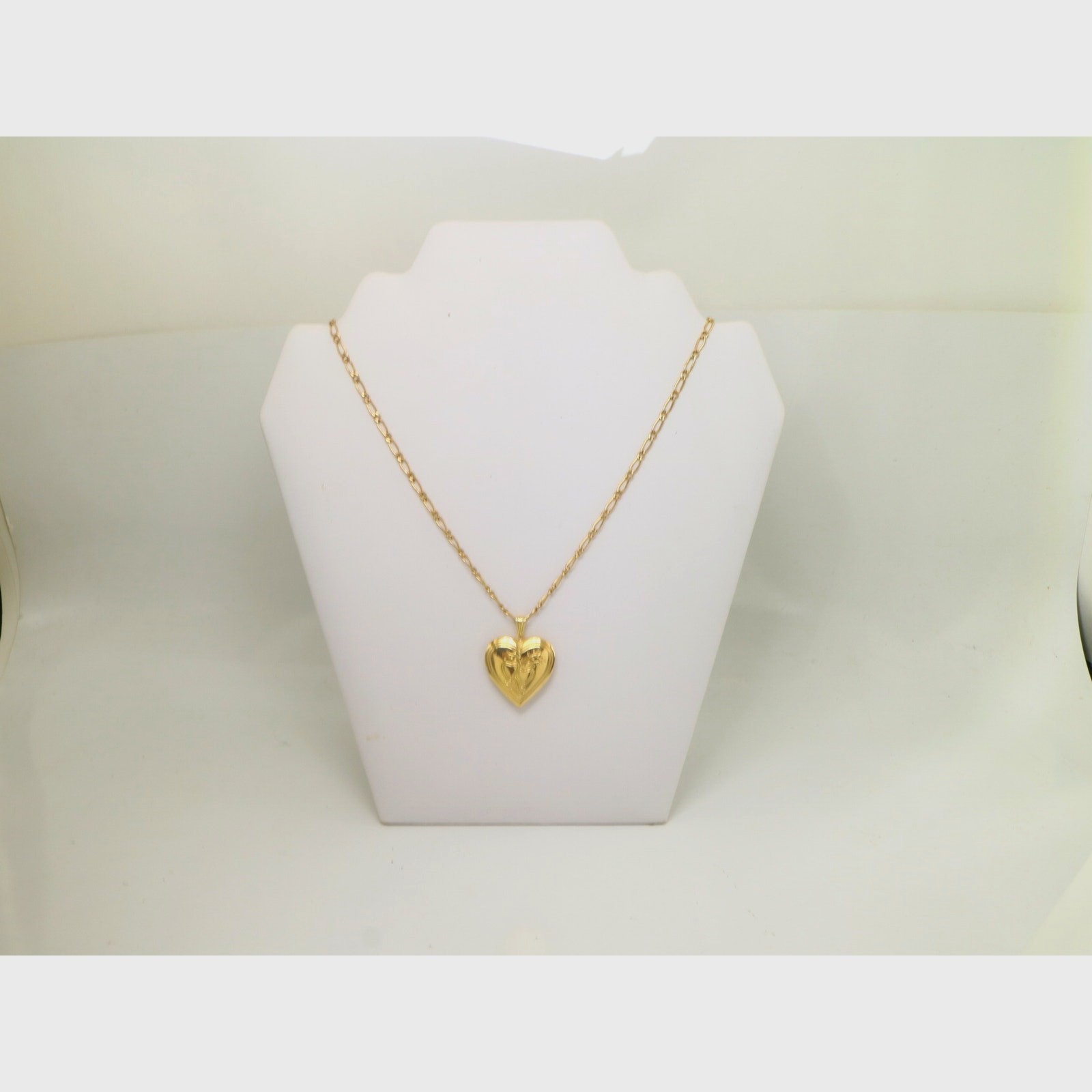 Heart Photo 30 x 25 mm Locket pendant 20 in Chain 1/20 -14K yellow Gold Filled