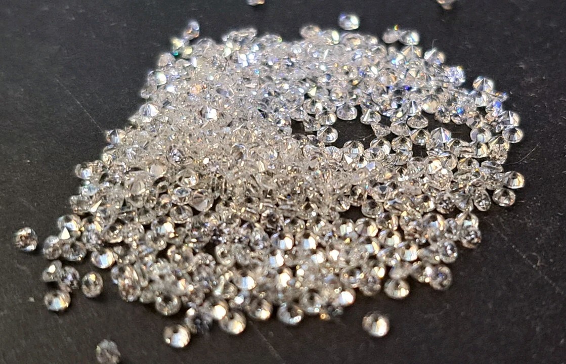 Aproximatley 600 1.5mm Round CZ Stones Cubic Zirconia Loose Stones