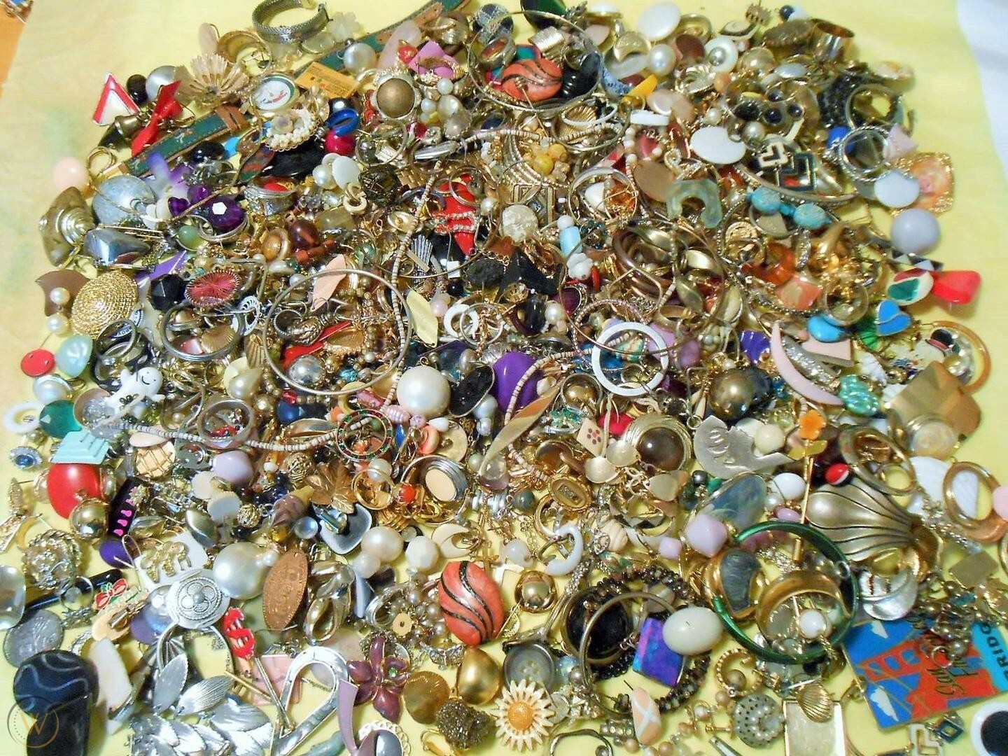 UNTESTED Vintage Modern Jewelry Junk Craft Lot Pieces Part Brooches Bracelet +++