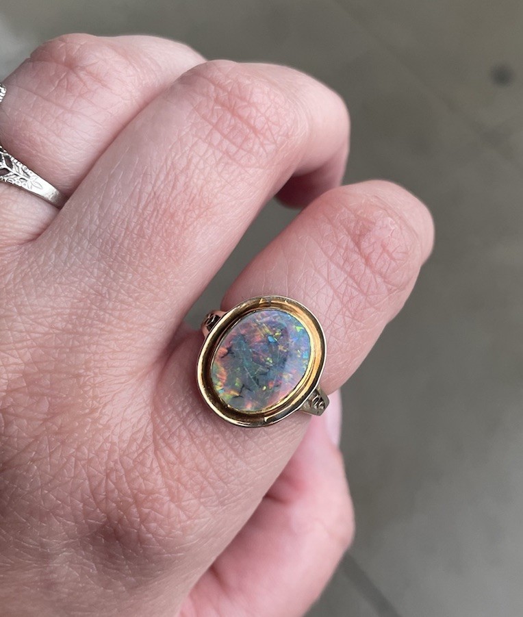 Vintage Opal Blue Green Orange Oval 14K Yellow Gold Bezel Set Ring 4.05 grams