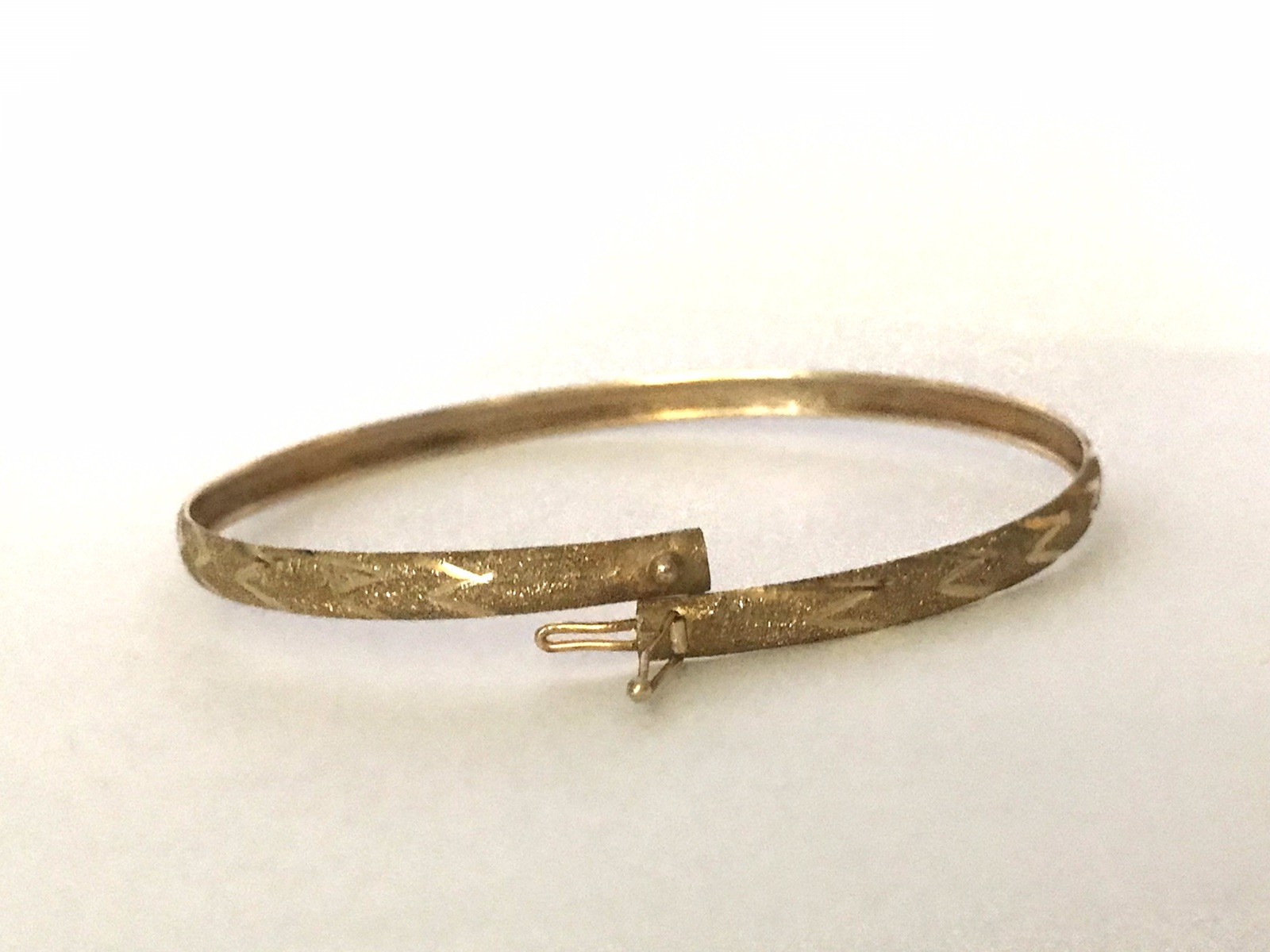 Beautiful 10k Yellow Gold Diamond Cut Laser Bangle Bracelet Size 7.5”