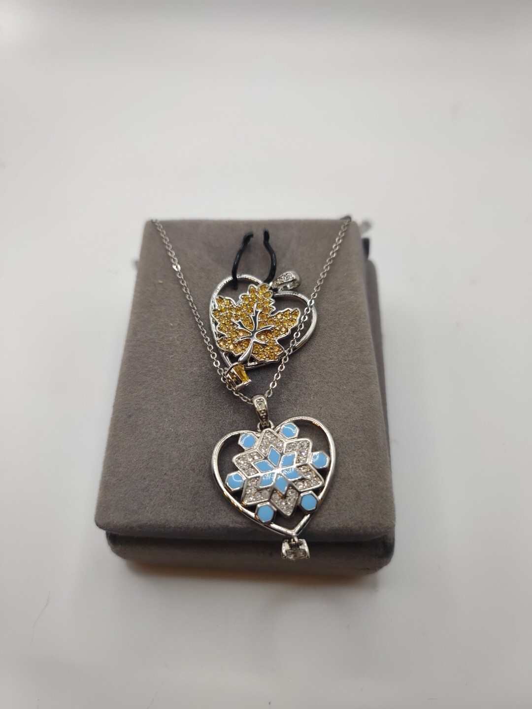 2 SILVER TONE BIRTH MONTH PENDANS 1 CHAIN NOV/DEC