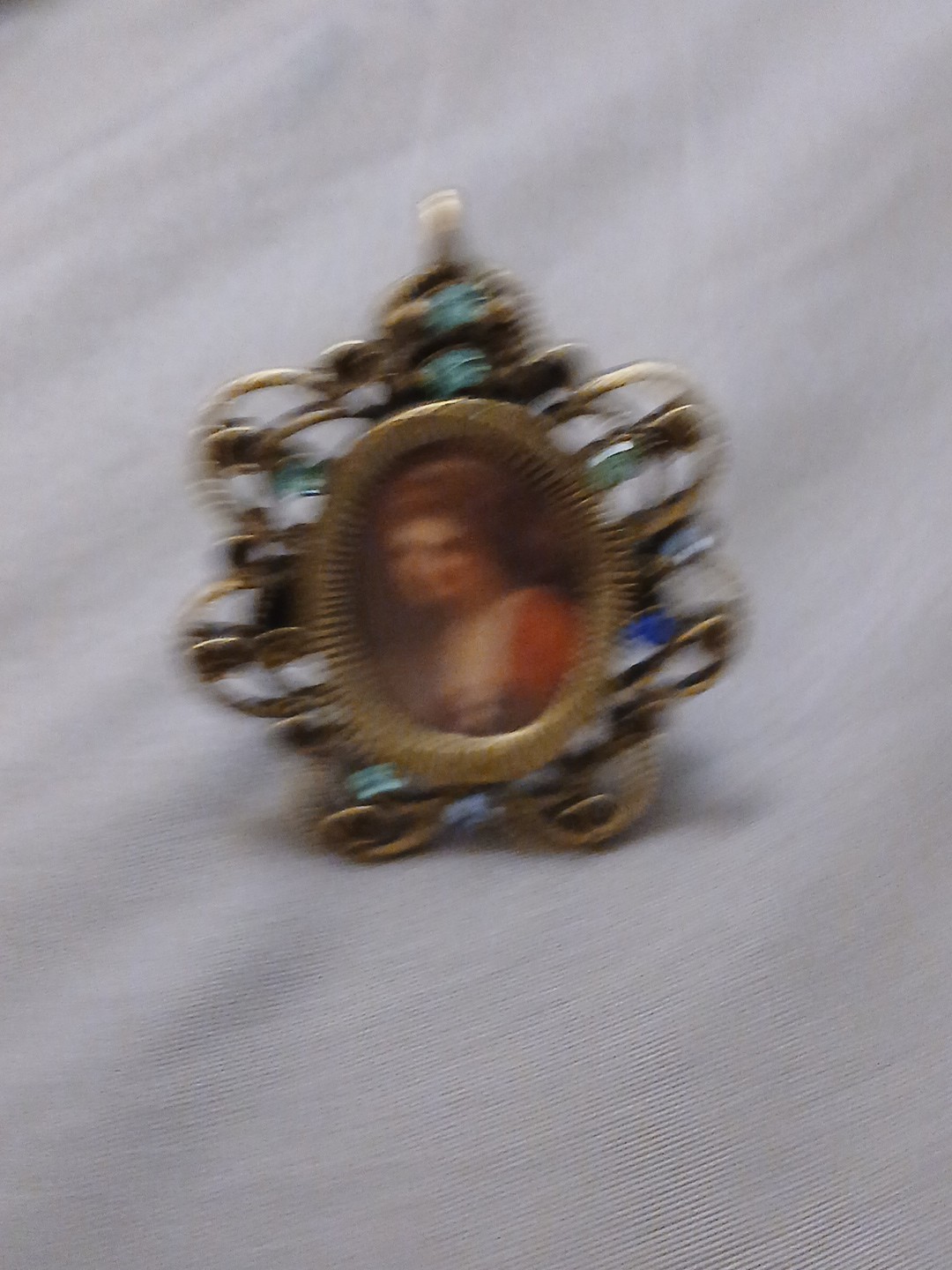 Vintage Self Standing Brooch Styled Picture Display, 1″ x 1/2″ Photo As-is Sale