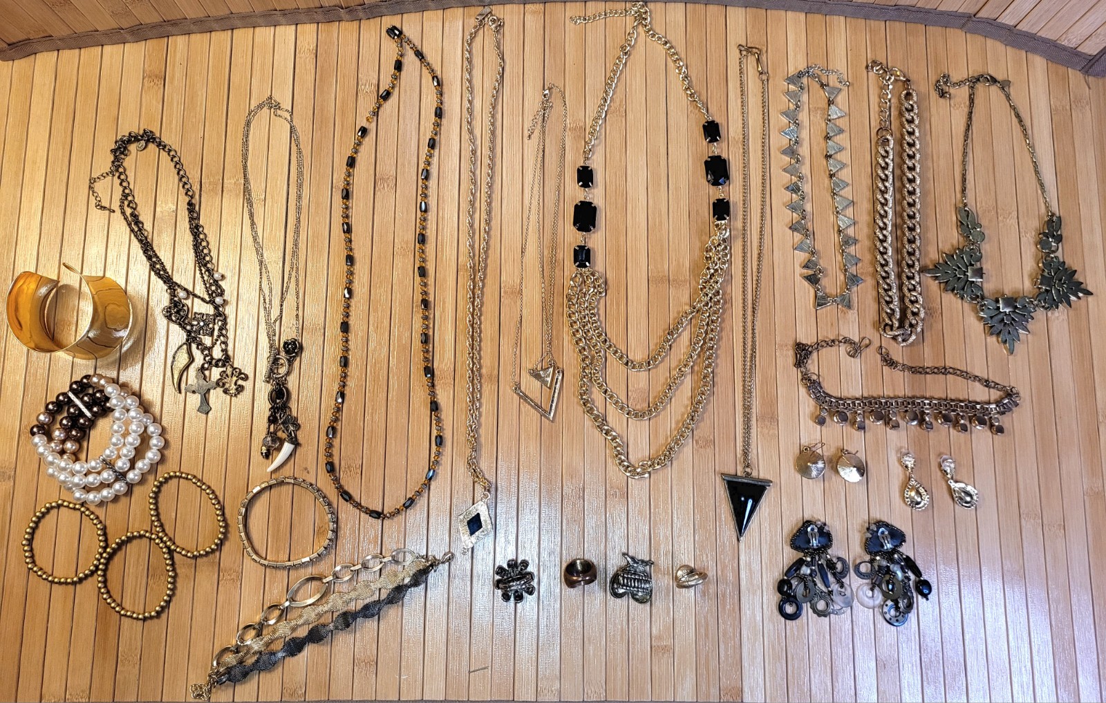 Vintage to Now Jelwery Lot of 25 Estate Sale Mixed Untested And Unsearched