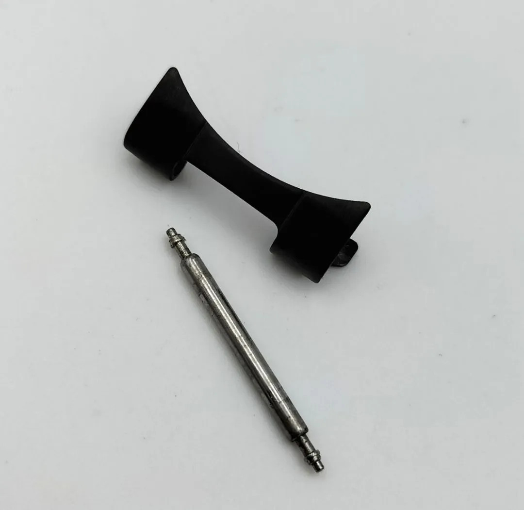 Used watch parts: Seiko Spirit V175-0CV0 end piece with spring bar.