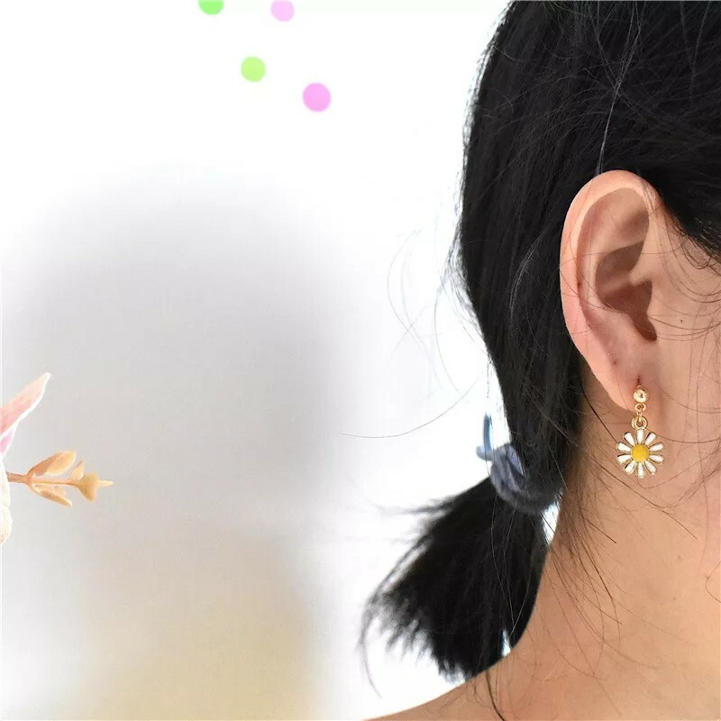 New Small Fresh Daisy Flower Short Earrings Cute Fashion Flower Earrings Dangle