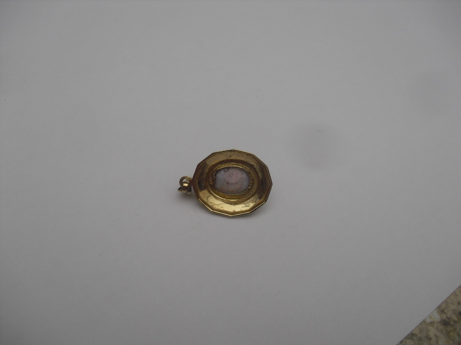 9 carat gold London 1984 hallmark pendant with faux fire opal glam 2.72g