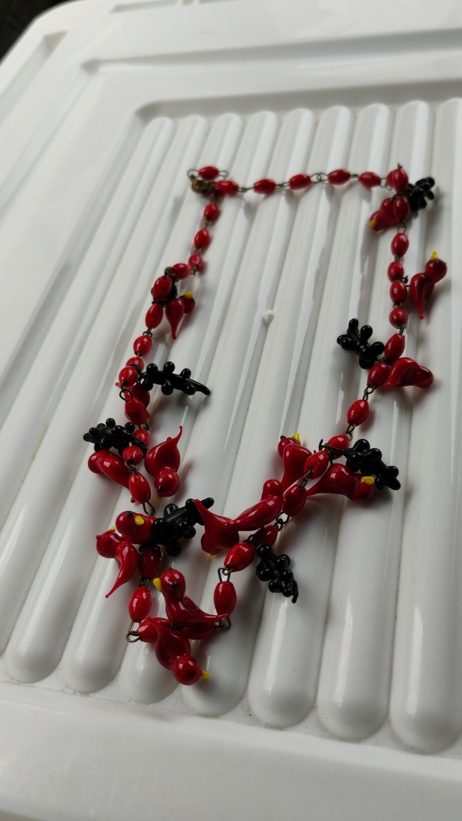 VINTAGE CZECH GLASS BEAD NECKLACE BLACK W RED BIRDS 16″