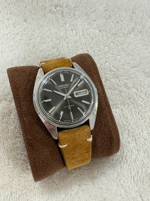Vintage Seiko 7006-8007 Gray Sunburst Dial Watch Day Date