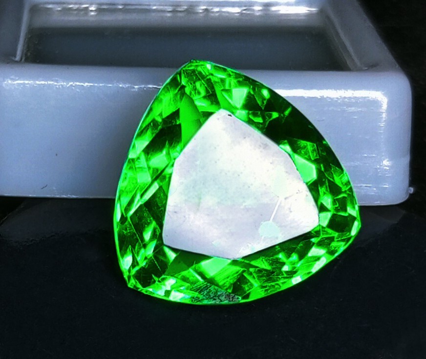 Natural Tsavorite Garnet Trillion Cut Green 12.85 Ct Certified Loose Gemstone