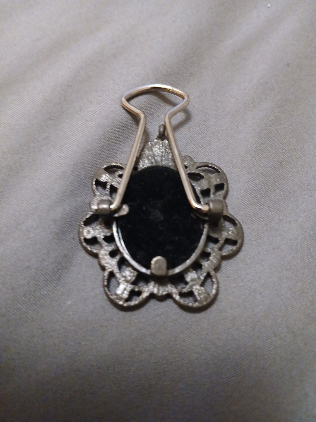 Vintage Self Standing Brooch Styled Picture Display, 1″ x 1/2″ Photo As-is Sale