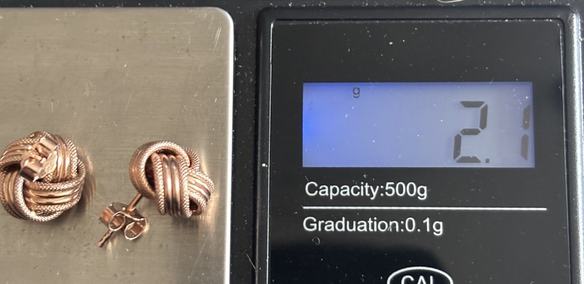 9 carat rose gold love knot stud earrings. 2.1 g.