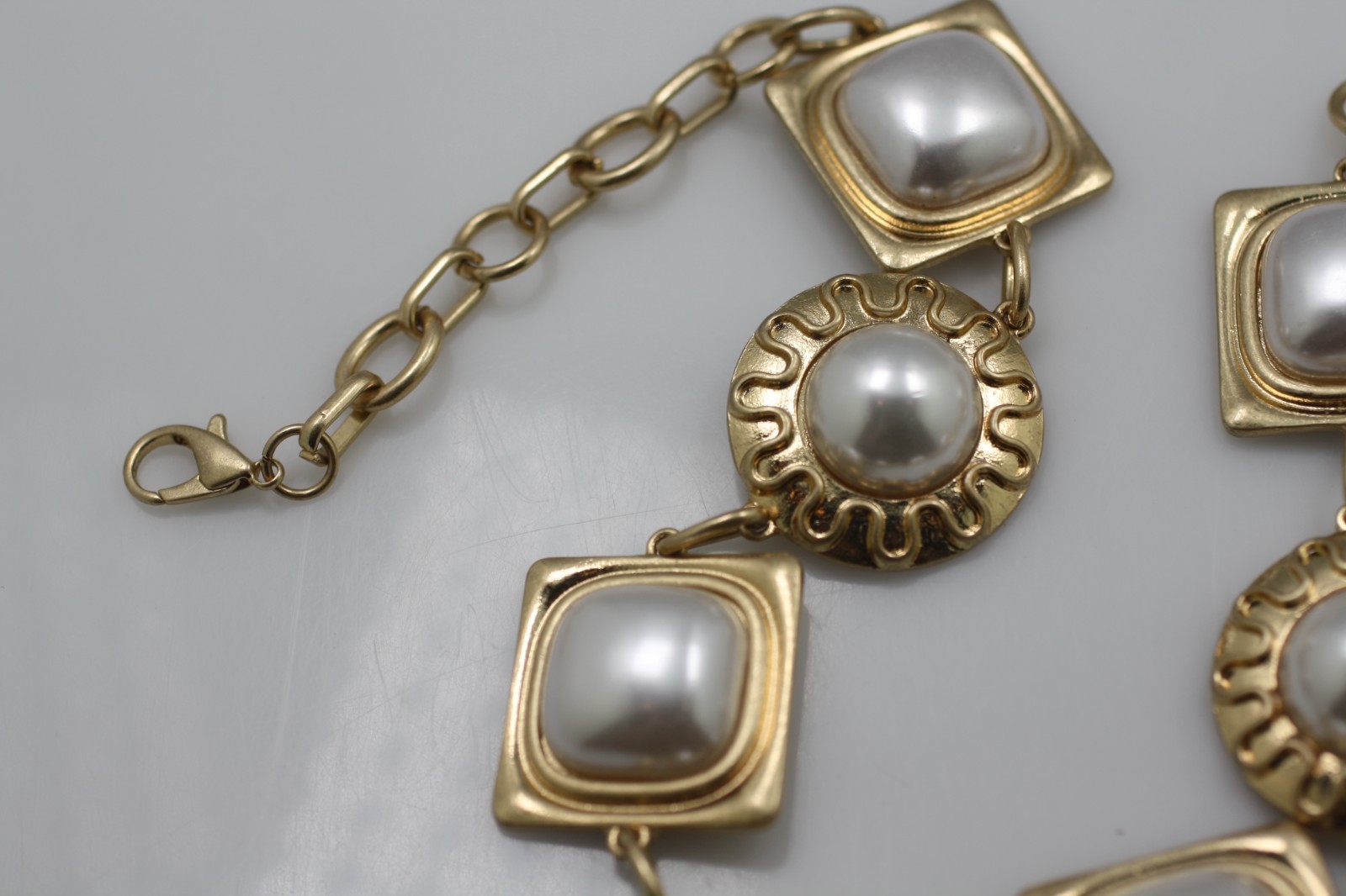 Brushed matte satin gold tone faux mabe pearls chain necklace 14-18″ Glam
