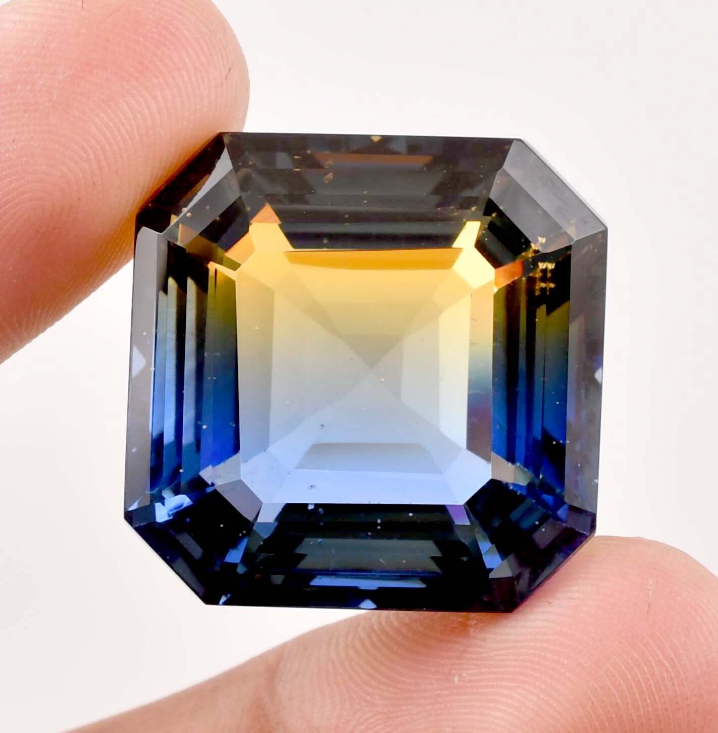 AAA 26 x 26 mm Natural Bi-Color 83.55 Ct Flawless Sapphire Gemstone GITcertified