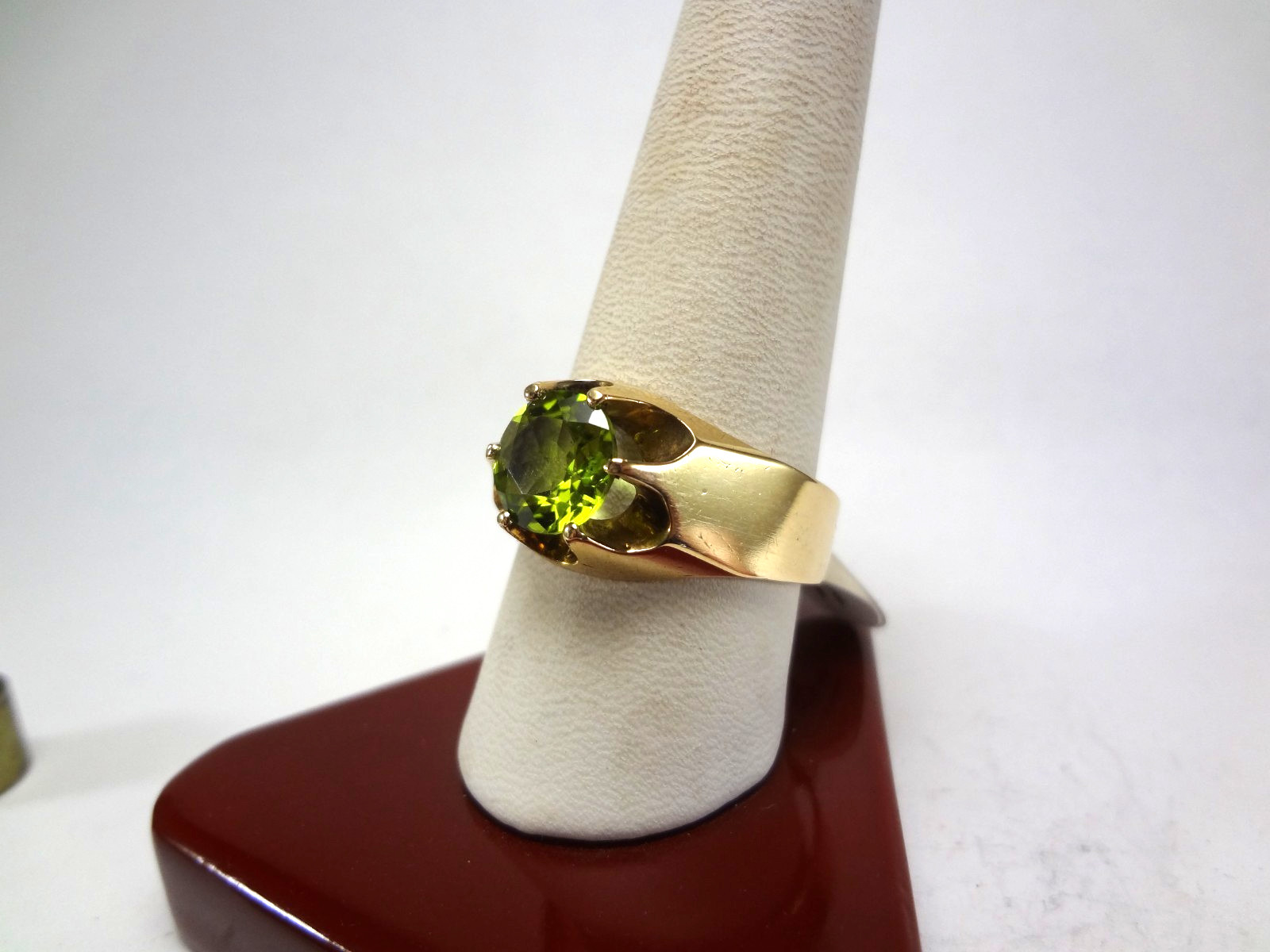10K SOLID GOLD- PERIDOT IN A BELCHER STYLE RING – 7.30 GRAMS – SIZE 11.5 – F91