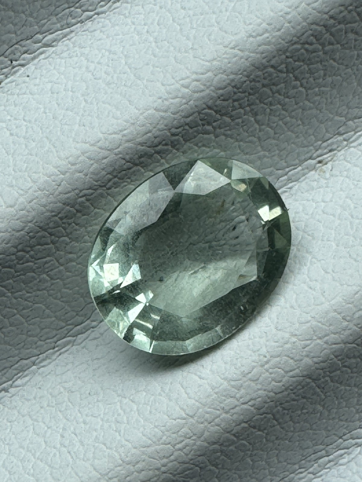 Light Green BERYL. 2.03 Carats, 10 mm x 8 mm, Oval, Very Slight Inclusion.