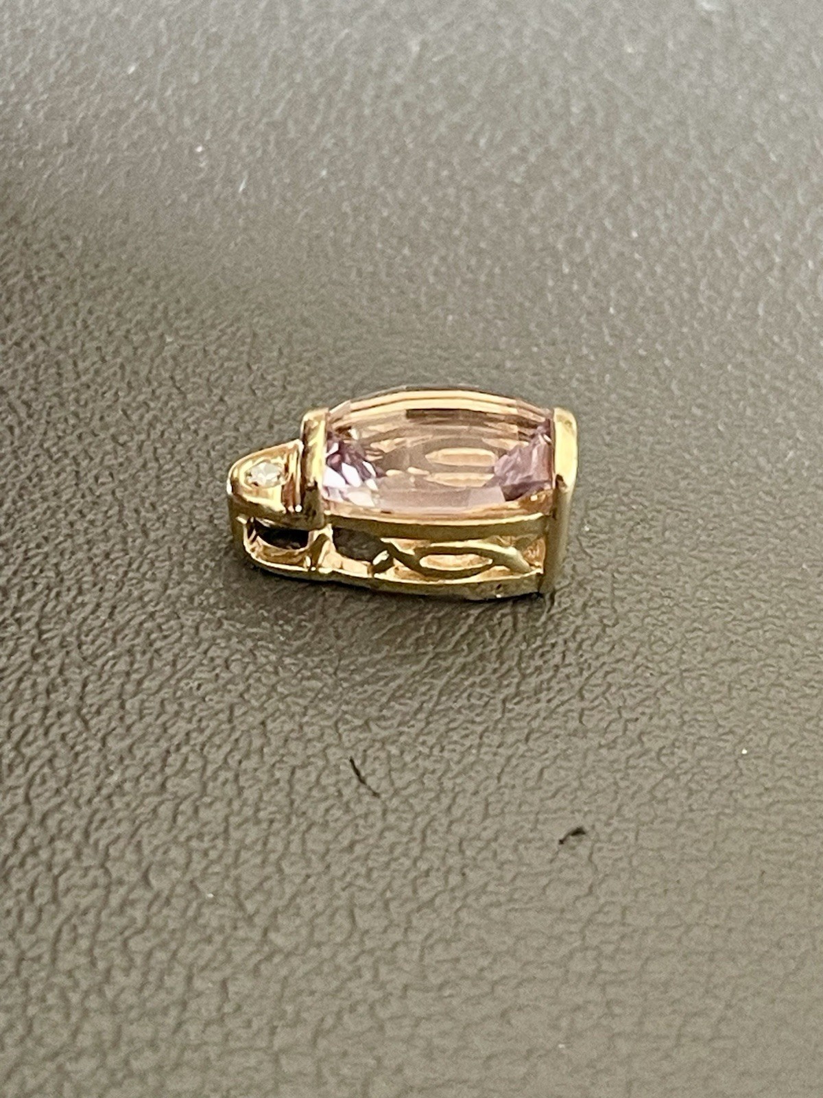 14KT Yellow Gold 1.5CT Amethyst 0.015CTW diamond pendant (F74)