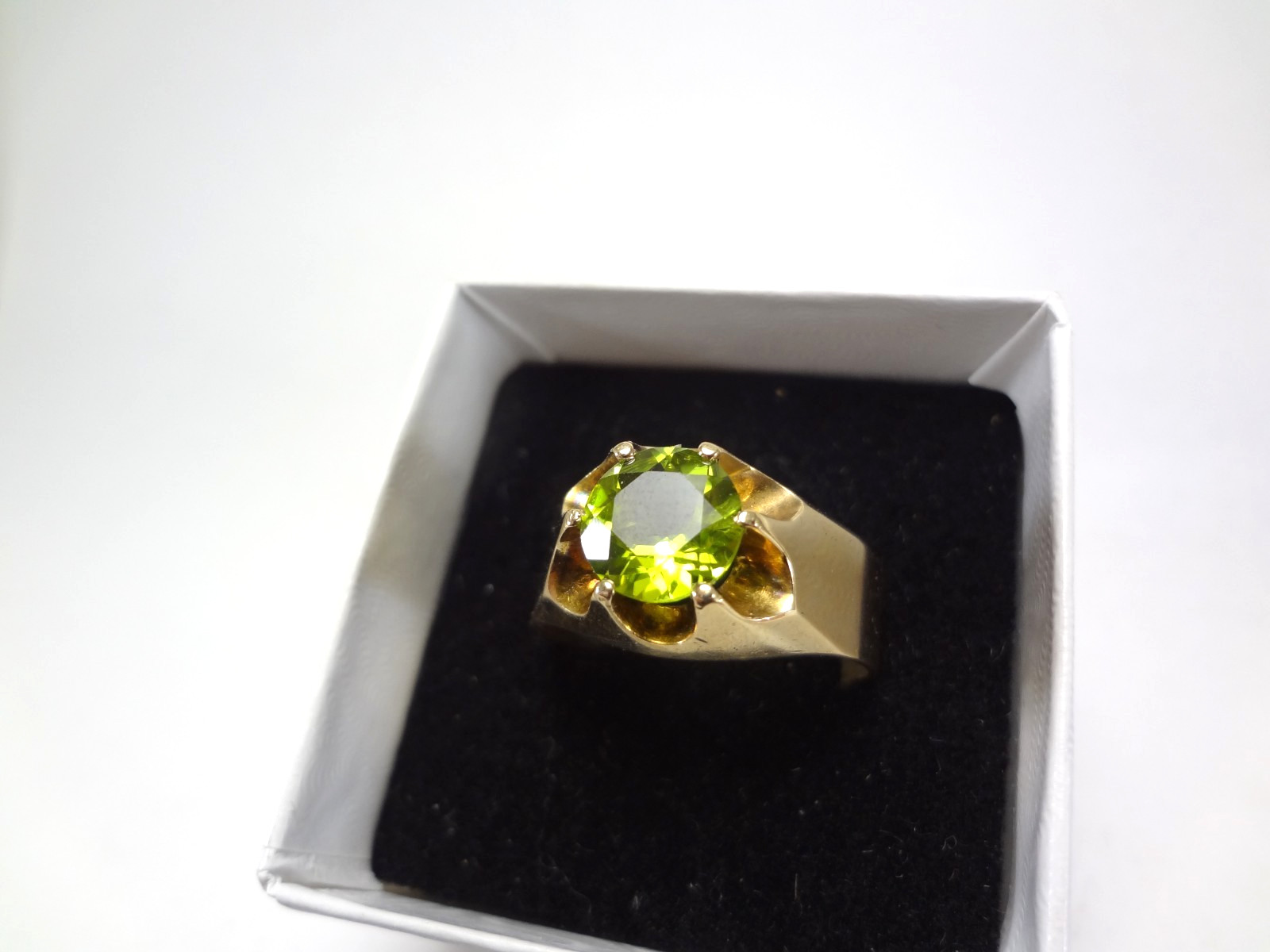10K SOLID GOLD- PERIDOT IN A BELCHER STYLE RING – 7.30 GRAMS – SIZE 11.5 – F91