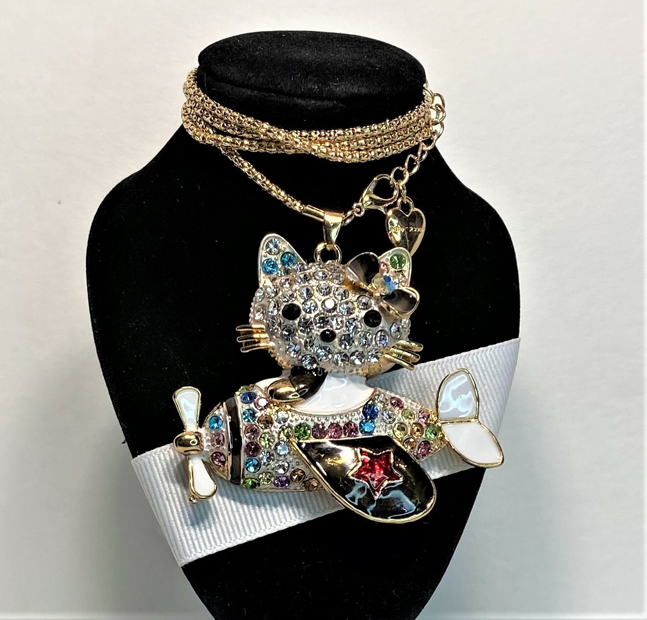 BETSEY JOHNSON PENDANT COME FLY WITH ME CAT N A PLANE WITH A GOLD CHAIN AND TAG