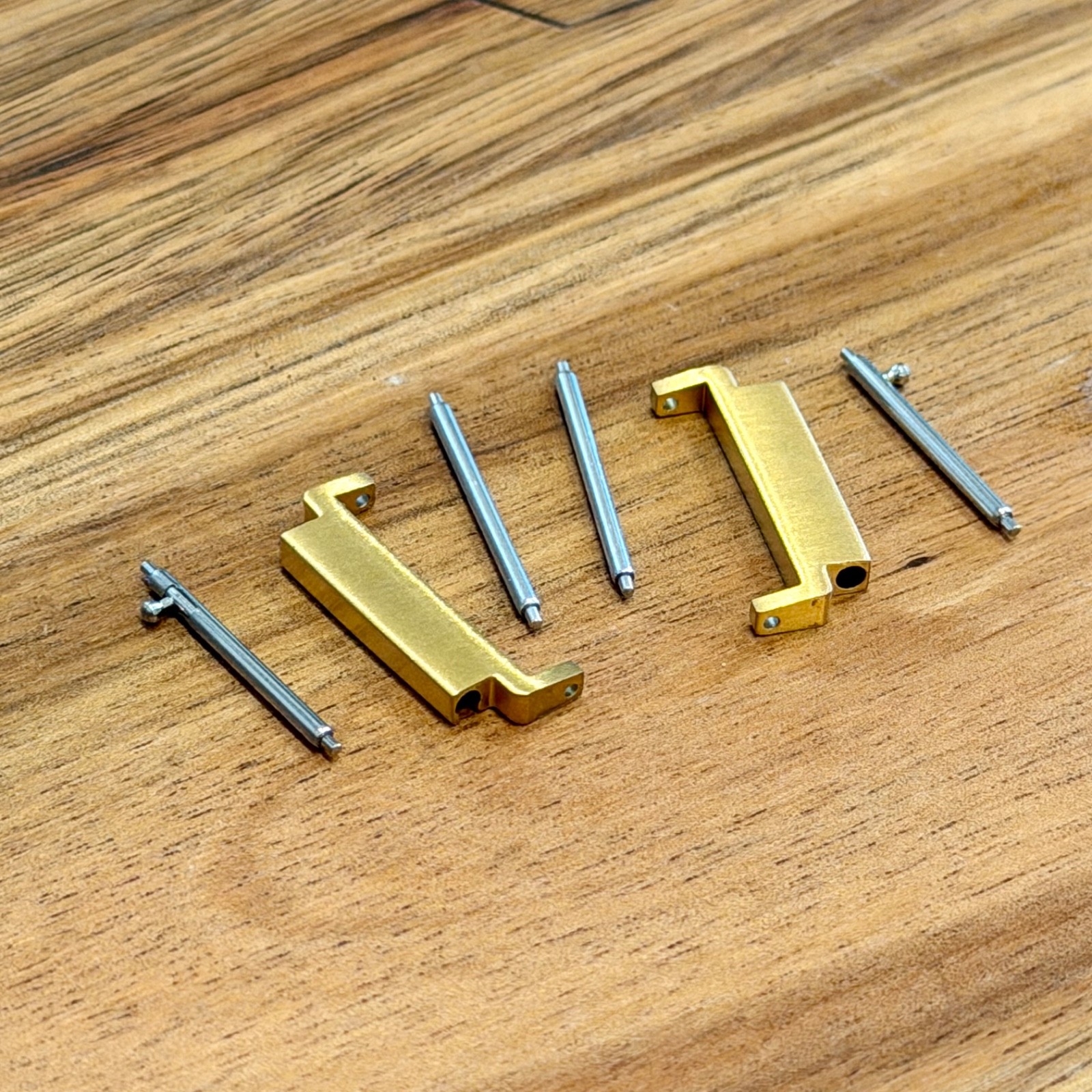 18mm to 20mm Watch Strap Connector Adapter – Stainless Steel, Brushed Gold