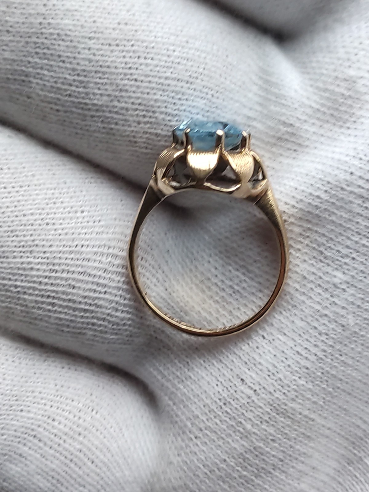 9ct Gold Ring Set With Large Blue Topaz Stone 9 Carat Yellow Gold Ring 2.9g