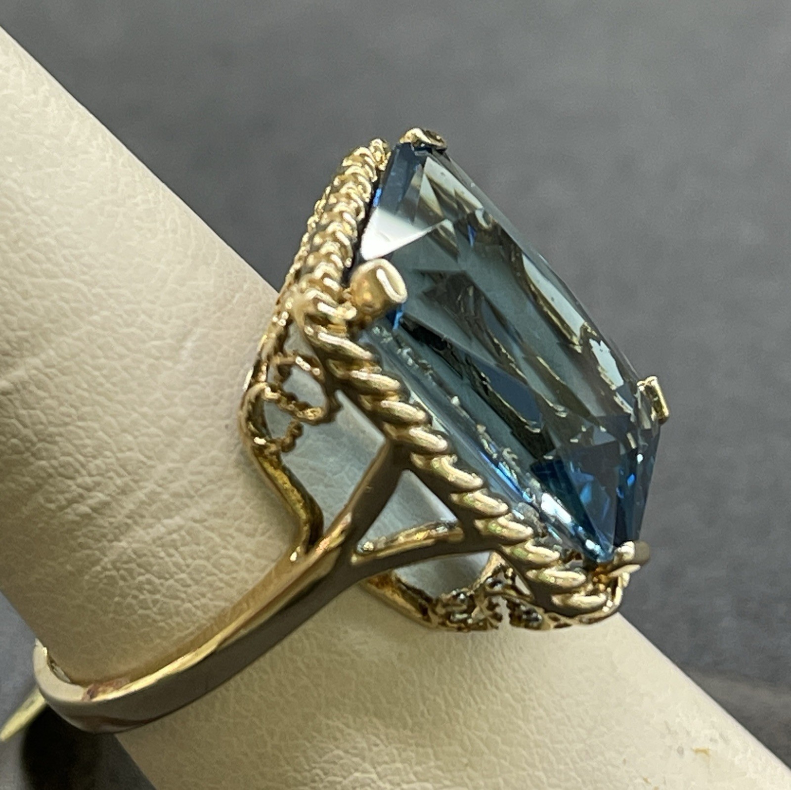 10K Yellow Gold Square Blue Stone Women’s Ring, sz 9.25