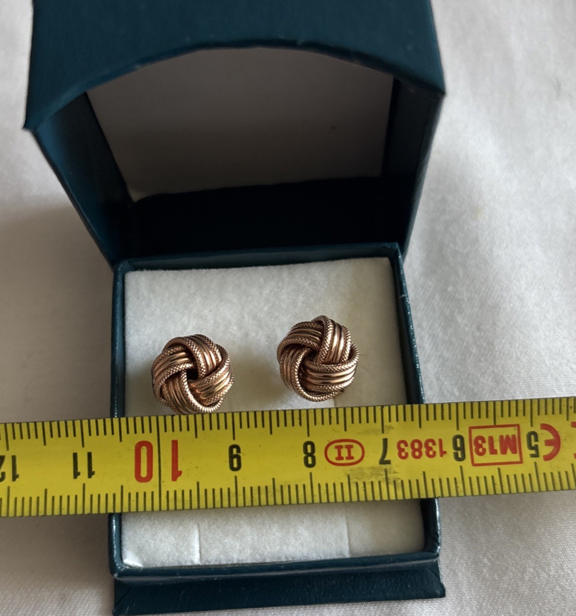 9 carat rose gold love knot stud earrings. 2.1 g.