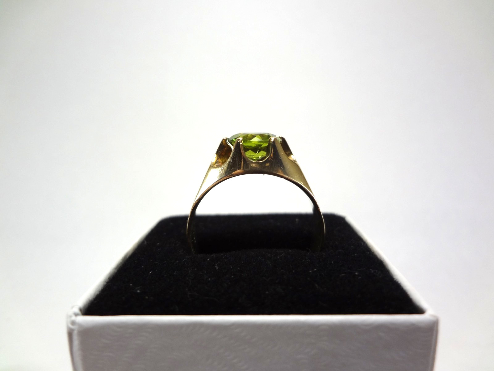 10K SOLID GOLD- PERIDOT IN A BELCHER STYLE RING – 7.30 GRAMS – SIZE 11.5 – F91