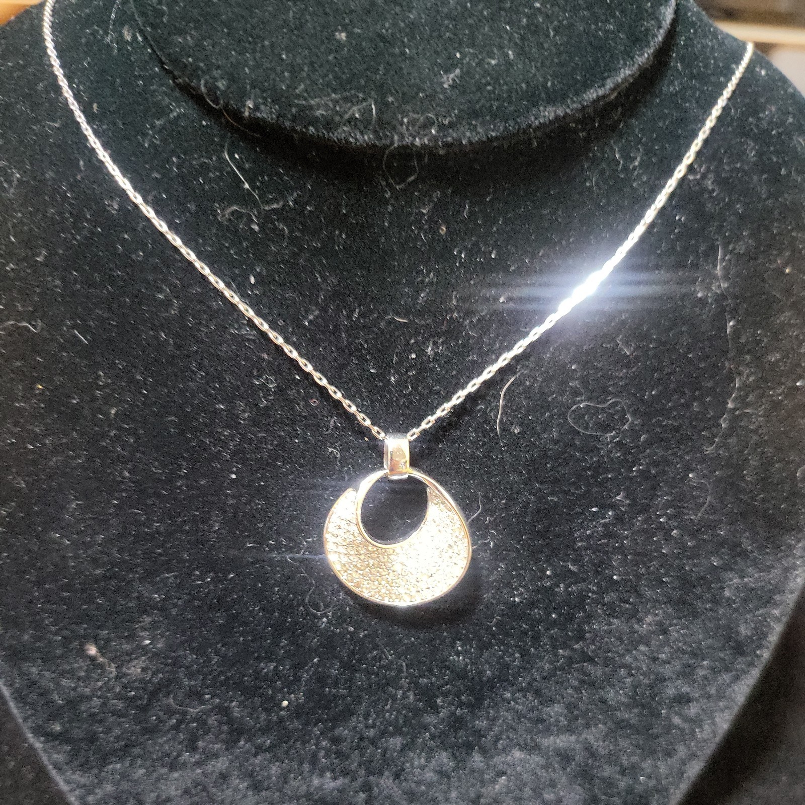 Swarovski Crystal Circle Necklace 17 Inches 6.3 grams