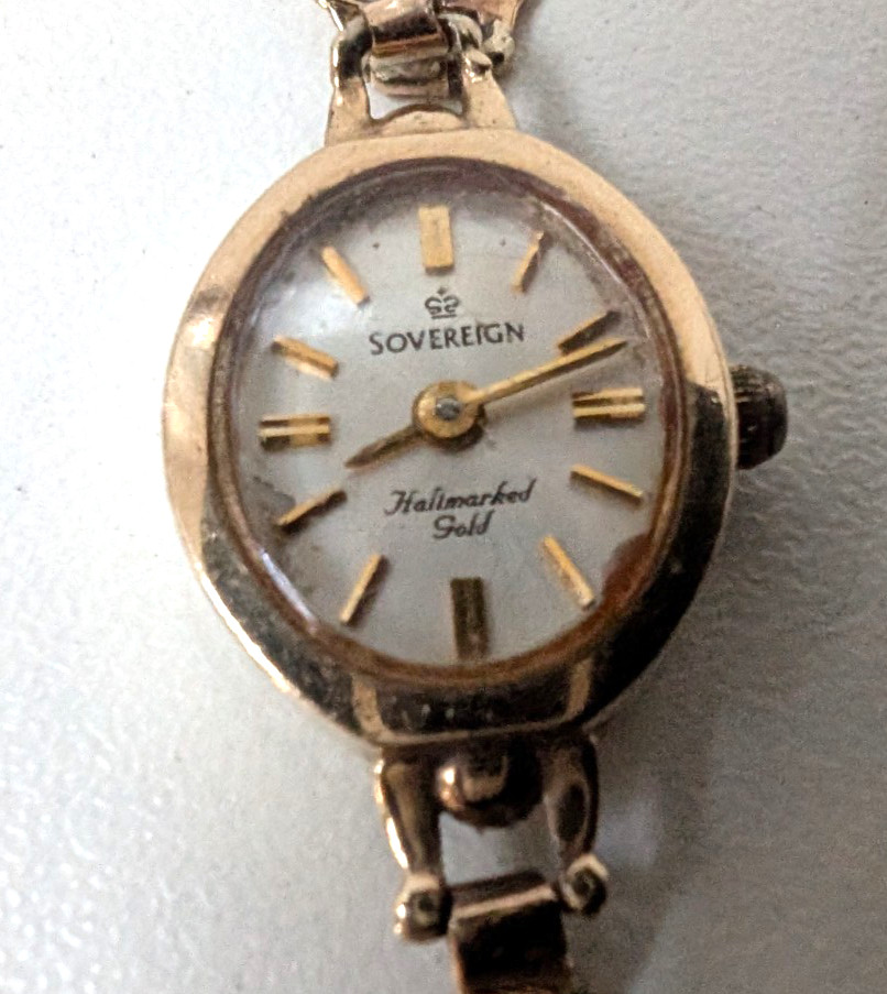 Vintage 9ct Gold & Garnet Sovereign Ladies Watch