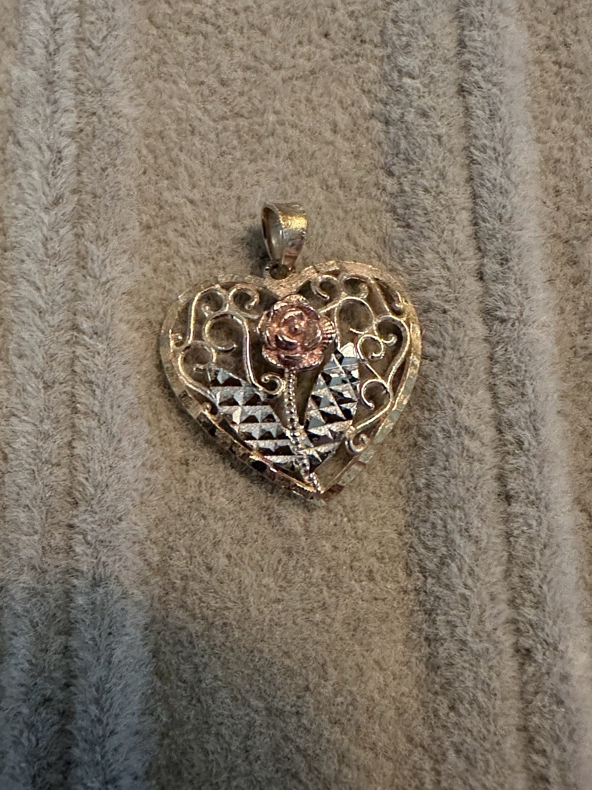 Vtg Estate 9CT Yellow/rose/white Gold Filigree Rose Heart Pendant