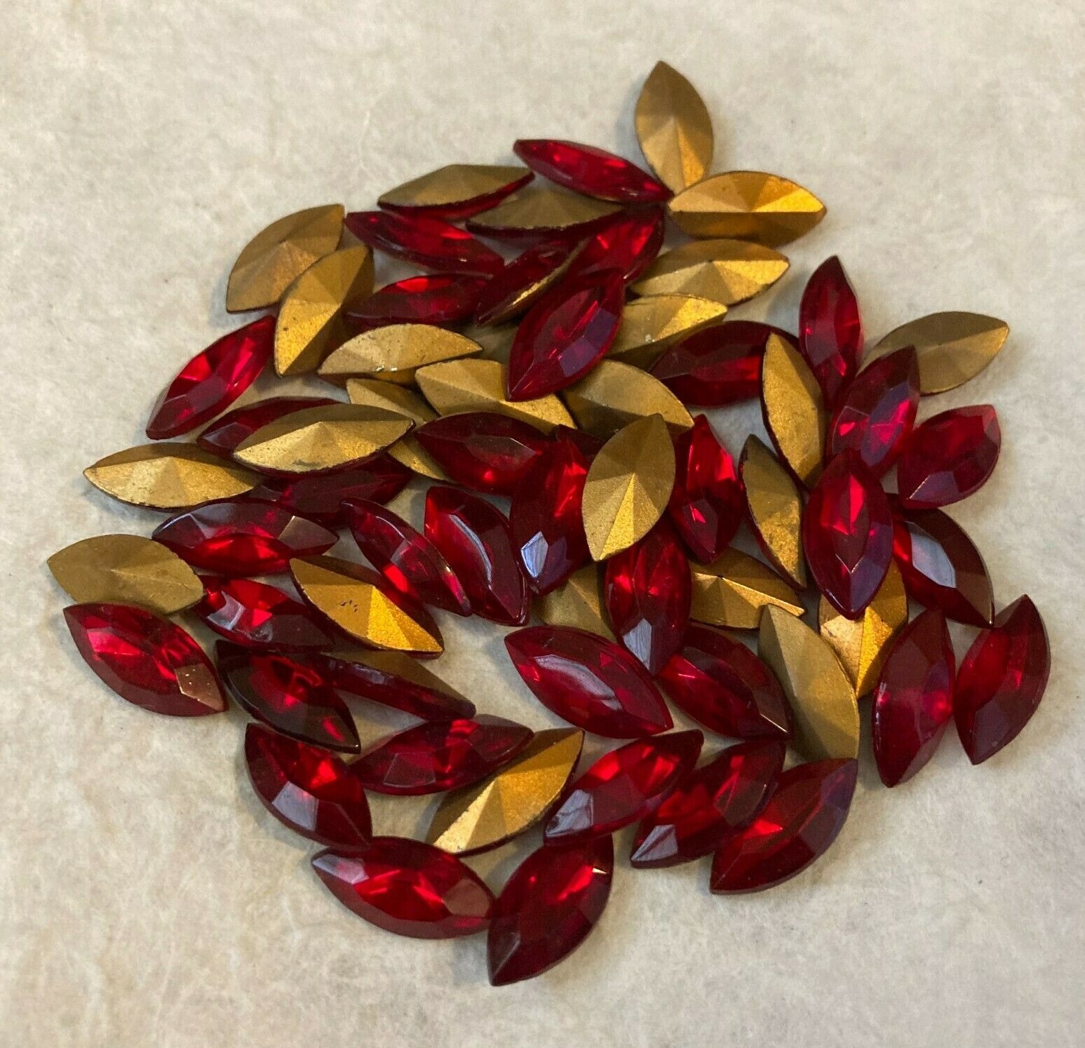 AP115 Vintage 15x7mm siam ruby glass navettes gold foiled faceted back (60)